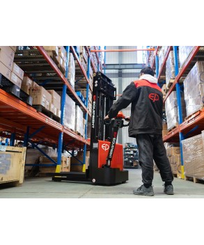 EST 122 - 3000, TRANSPALET ELECTRIC CU CATARG MARCA "EP EQUIPMENT", INALTIME DE RIDICARE 3.000 MM, SARCINA MAX 1.200 KG
