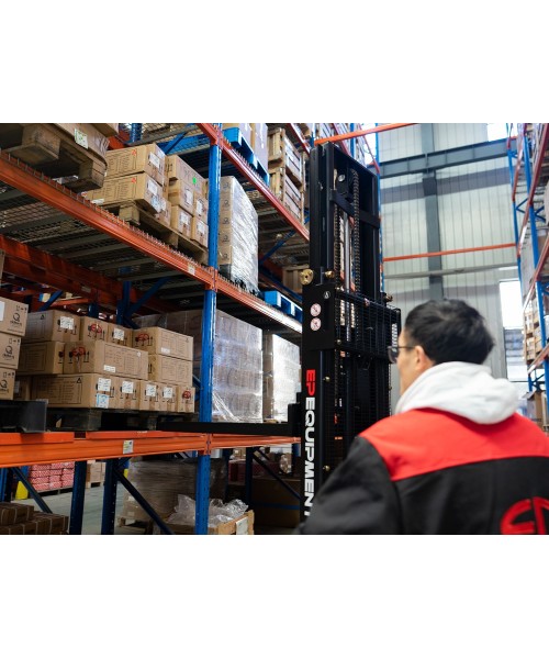 EST 122 - 3000, TRANSPALET ELECTRIC CU CATARG MARCA "EP EQUIPMENT", INALTIME DE RIDICARE 3.000 MM, SARCINA MAX 1.200 KG