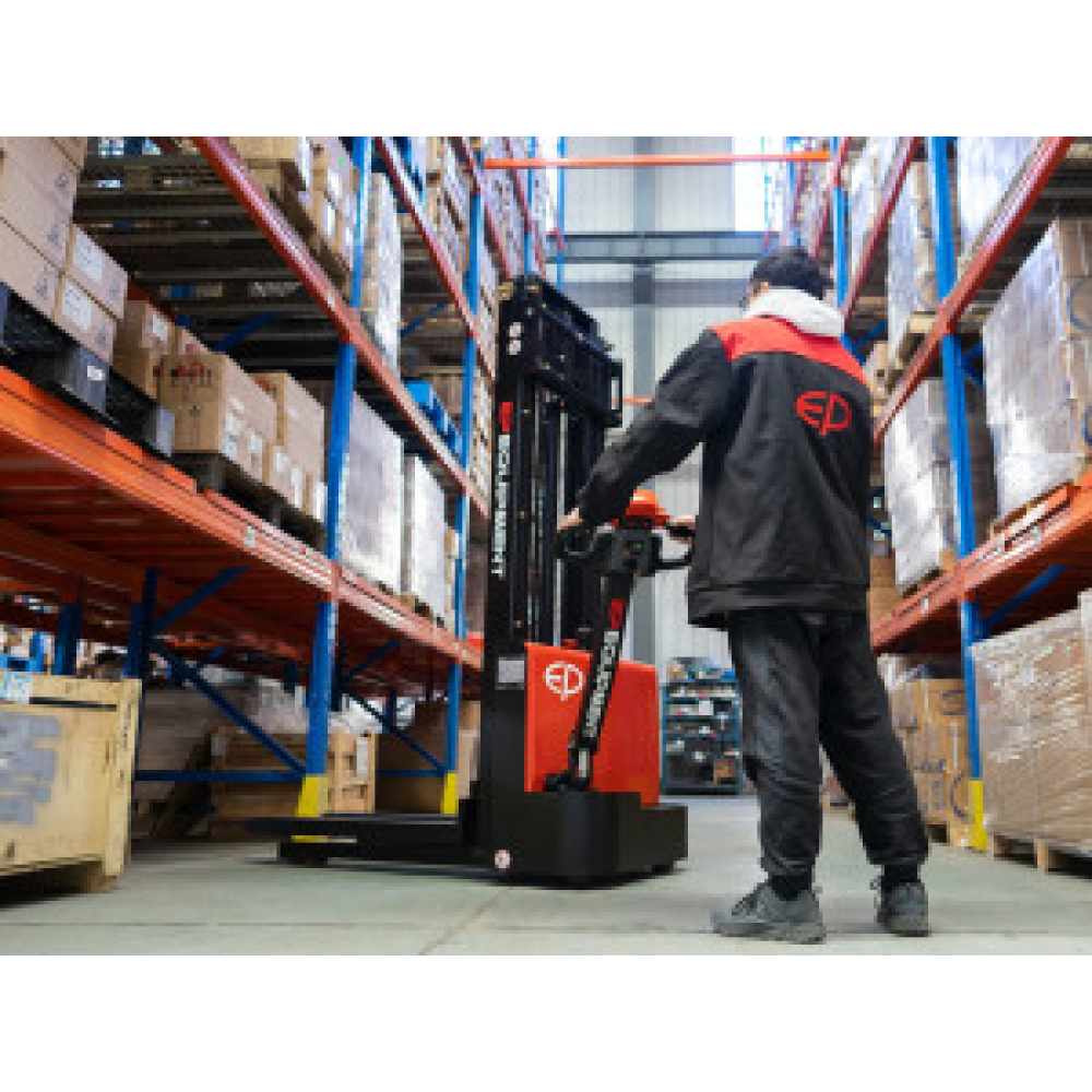 EST122 - 3300, TRANSPALET ELECTRIC CU CATARG MARCA "EP", INALTIME DE RIDICARE 3.300 MM, SARCINA MAX 1.200 KG