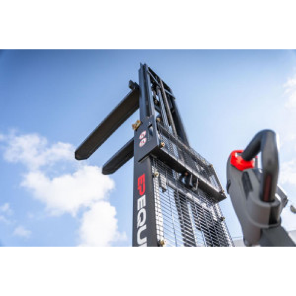 EST122 - 3300, TRANSPALET ELECTRIC CU CATARG MARCA "EP", INALTIME DE RIDICARE 3.300 MM, SARCINA MAX 1.200 KG