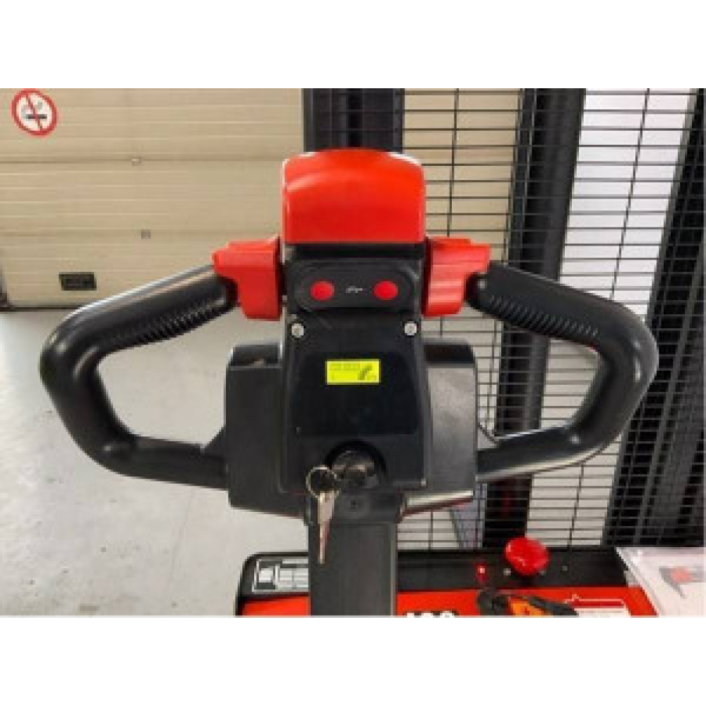 ESL 122 - 3000, TRANSPALET ELECTRIC CU CATARG MARCA "EP", ACUMULATOR LI-ION, INALTIME DE RIDICARE 2.500 MM, SARCINA MAX 1.200 KG